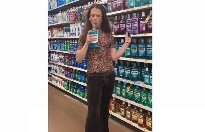 На «чудовищном» вирусном видео клиентка Walmart пробует ополаскиватель для рта, выплевывает обратно и возвращает на полку