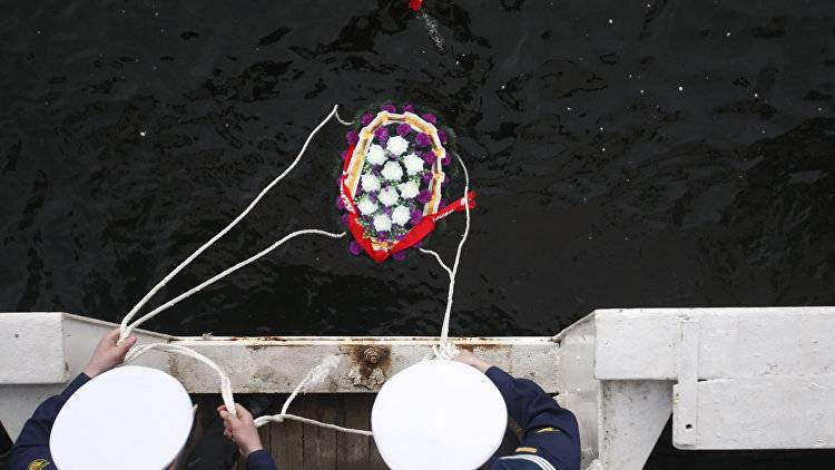 В Севастополе моряки ЧФ спустили венок в память о погибших подводниках