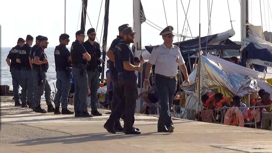Судно с беженцами причалило в итальянском порту вопреки запрету властей