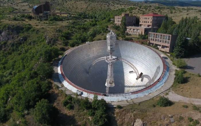 Грандиозная махина: заброшенный телескоп в горах Армении потрясает мощью — видео