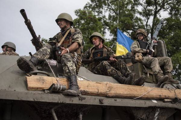 Украинские боевики разместили бронетехнику вблизи жилых домов и школы в Попасной