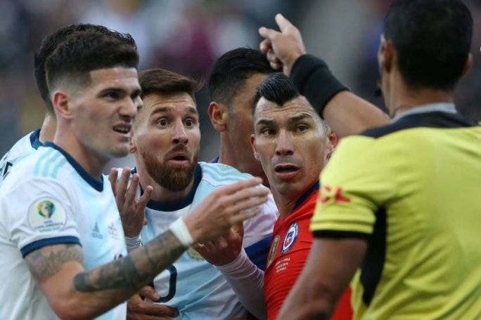 Месси дали красную карточку в матче с Чили. Что случилось и кто виноват?