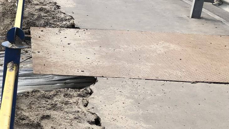 В Брянске провалился асфальт на тротуаре вдоль трассы в 5 микрорайоне