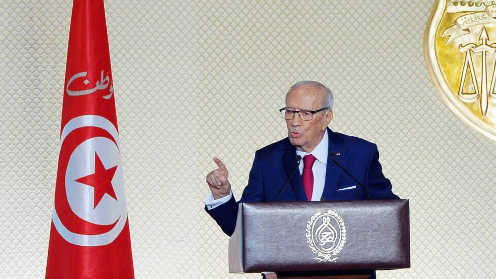 Президент Туниса продлил в стране чрезвычайное положение