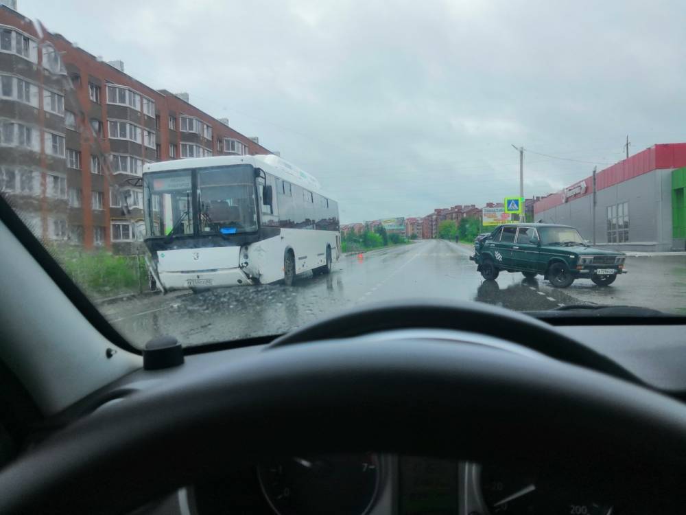 Под Рязанью столкнулись легковушка и автобус | РИА «7 новостей»
