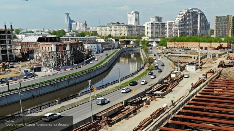 Такси с пассажиром упало в реку Яузу в Москве