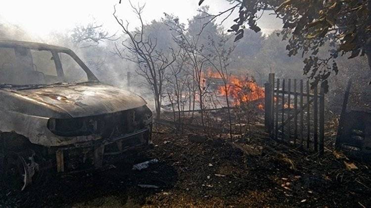 Опасное пламя: горящая трава сожгла машину и хозпостройки в Феодосии