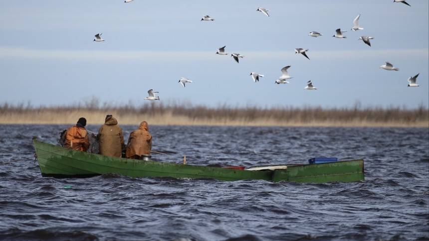 На чукотской реке перевернулась лодка с рыбаками