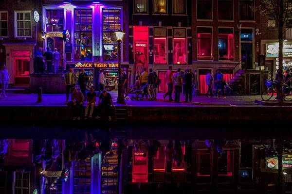 Мэр Амстердама хочет закрыть дома терпимости в квартале красных фонарей