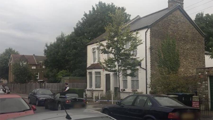 Мать и трое детей ранены в результате нападения с ножом в Лондоне