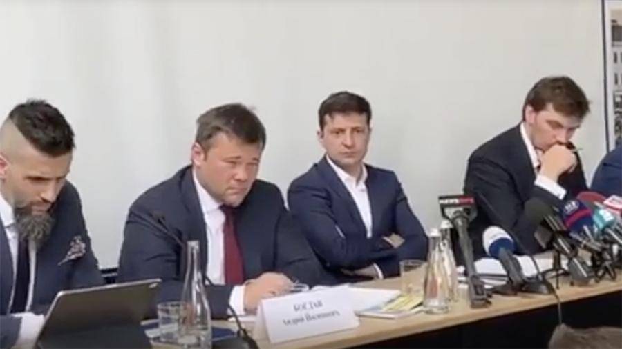 В сети обсуждают видео со странным поведением Зеленского на совещании