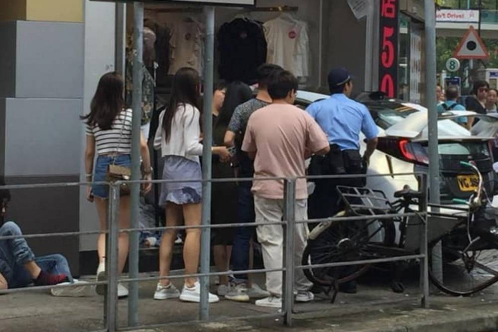 Фото: автомобиль протаранил магазин в Гонконге, пострадали 10 человек. РЕН ТВ