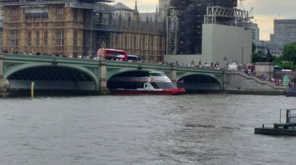 Катер с туристами врезался в Вестминстерский мост в Лондоне. Мост временно закрыт