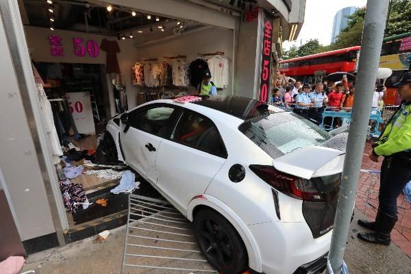 Водитель легкового автомобиля протаранил магазин в Гонконге