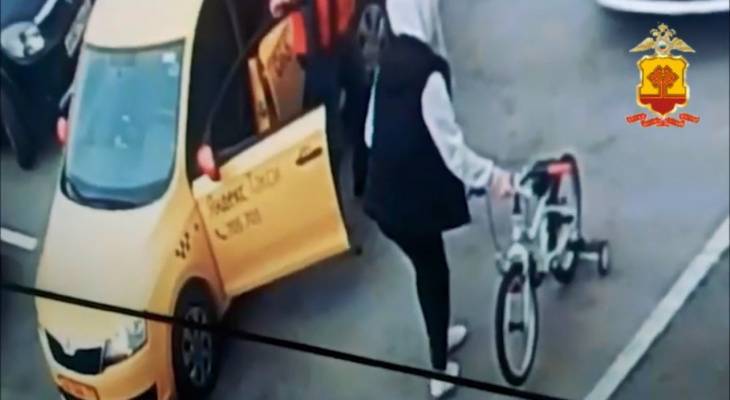 В Чебоксарах женщина по пути из гостей украла детский велосипед