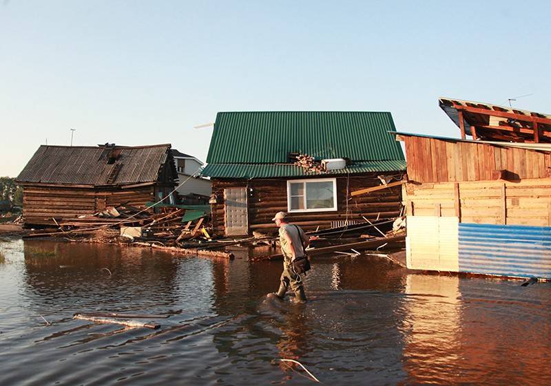 Армия разбирает завалы после разрушительного наводнения в Сибири
