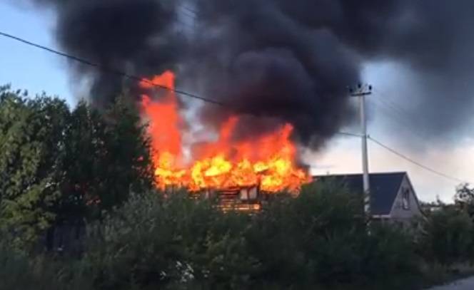 Появилось видео сгоревшего дома в Рязанской области | РИА «7 новостей»