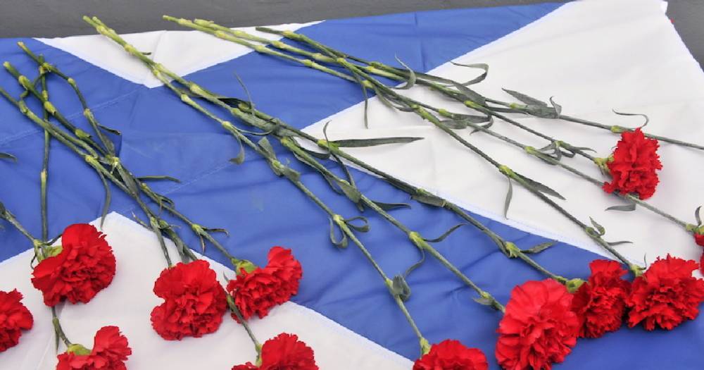 Во Владивостоке моряки почтили память погибших при пожаре подводников.