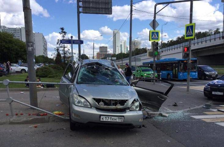 Трое взрослых и ребенок пострадали при столкновении двух автомобилей в Москве