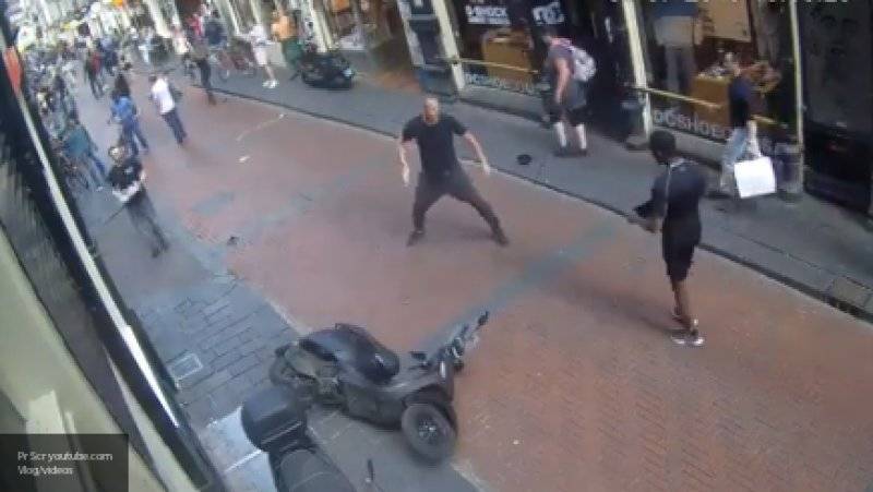 Убийство прохожего от рук наркоторговца в центре Амстердама попало на видео