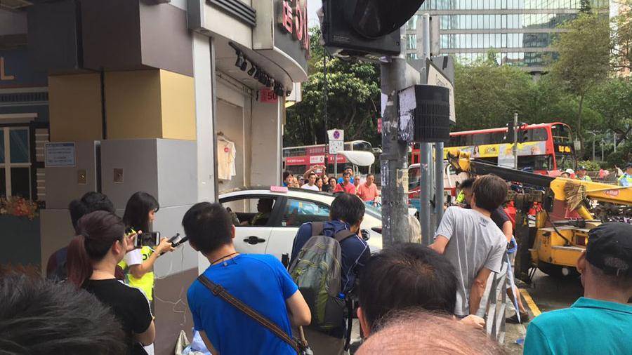 Автомобиль влетел в магазин в Гонконге