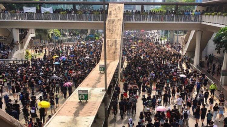 Железнодорожный терминал закрыли в Гонконге из-за массовой акции протеста