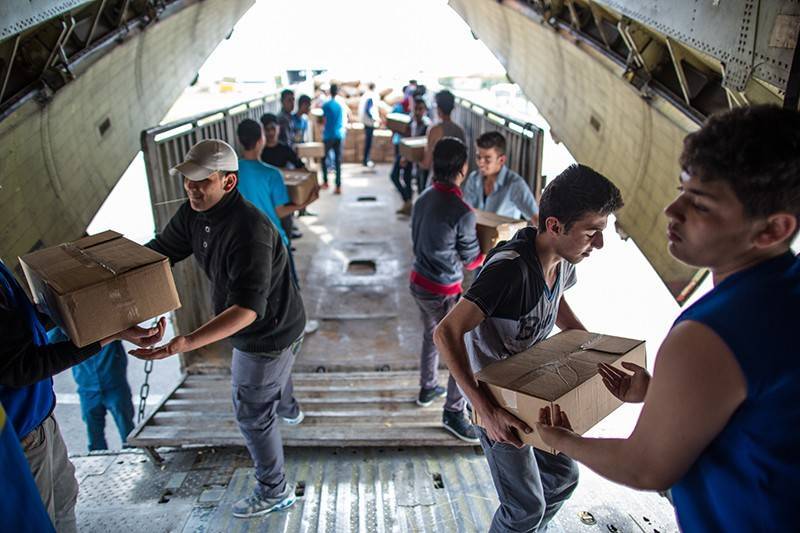 Российские военные доставили две тонны продуктов сирийским беженцам