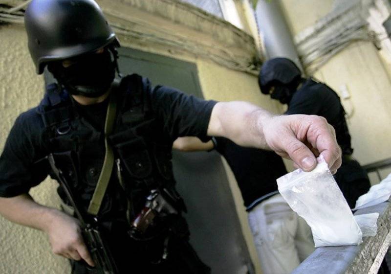 Наркопреступников задержали на остановке в Маймаксе