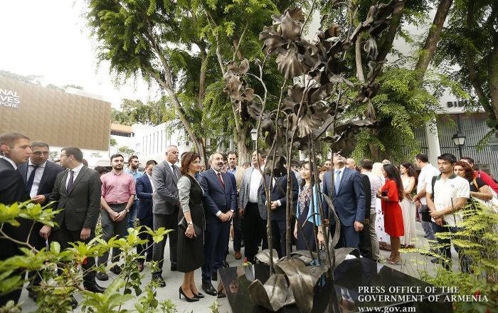 Визит в Сингапур: Пашинян открыл памятник "армянской" орхидее