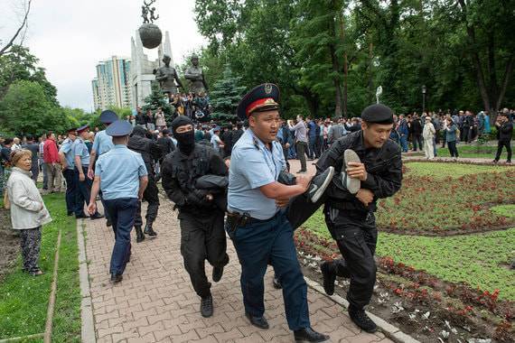 Казахи взялись за оружие на день рождения Назарбаева | Вести.UZ