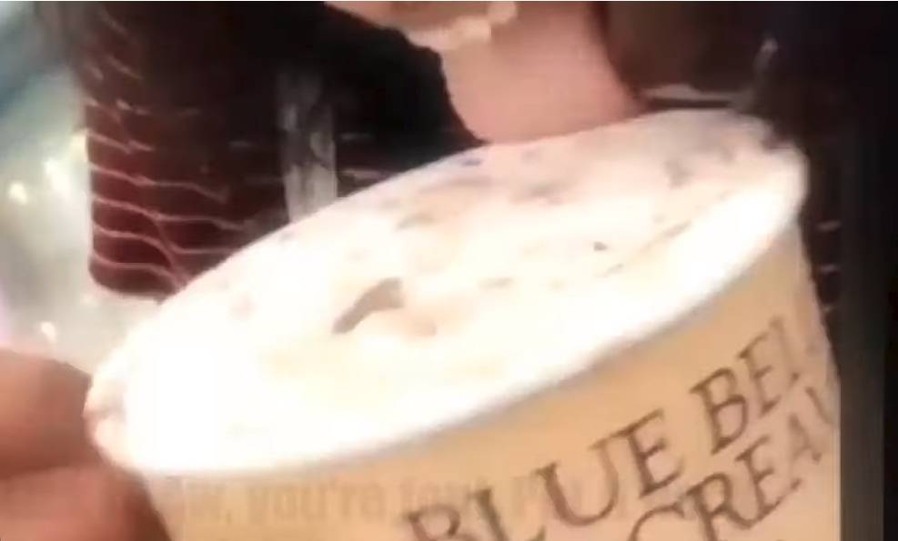 Девушке, облизавшей мороженое в супермаркете в Техасе, грозит тюрьма. ВИДЕО