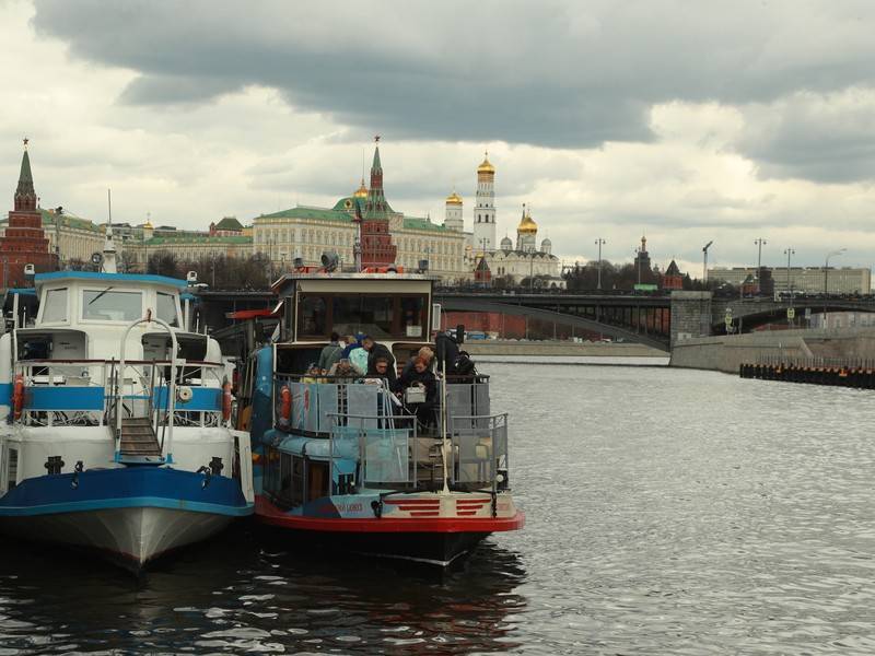 Медведев отметил сложность труда работников морского и речного флота
