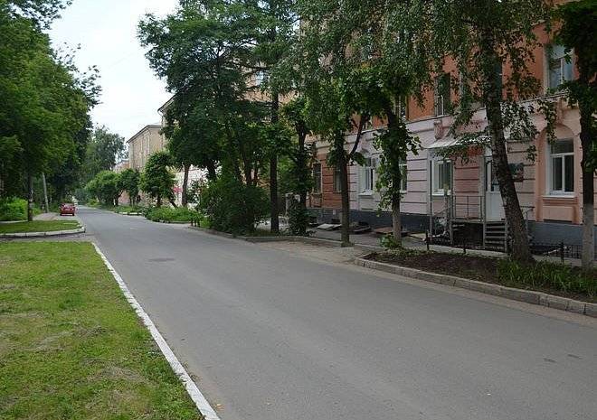 На улице Урицкого 40-летний мужчина упал со второго этажа