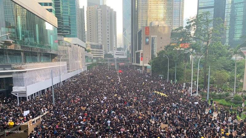Более 200 тысяч человек вышли на акции протеста в Гонконге