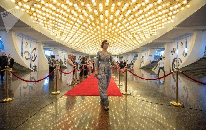 "Золотой абрикос" принимает гостей: знаменитости на красной дорожке кинофестиваля – фото