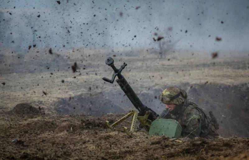 Ситуация на Донбассе: 12 обстрелов, двое военных получили боевые травмы