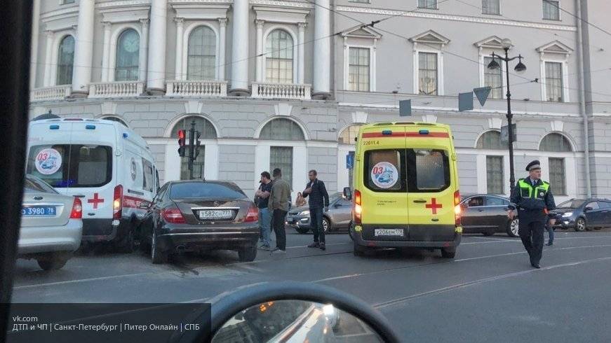 Машина скорой помощи столкнулась с Mercedes в Петербурге