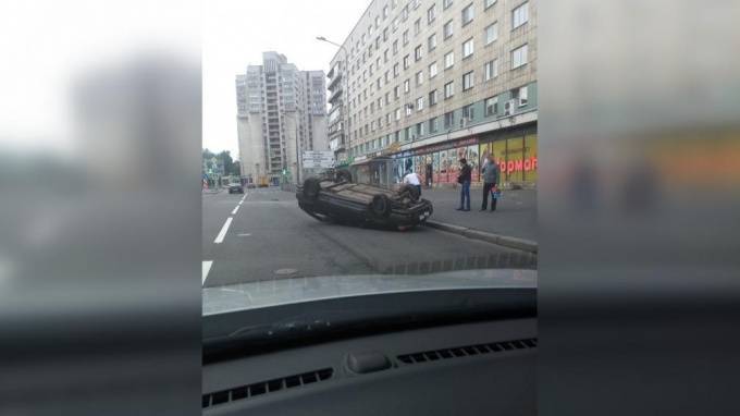 На улице Бабушкина перевернулся автомобиль