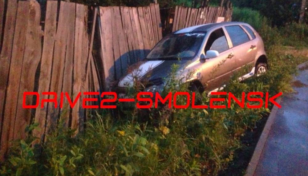 Пьяный водитель вылетел на тротуар и протаранил забор в Смоленске