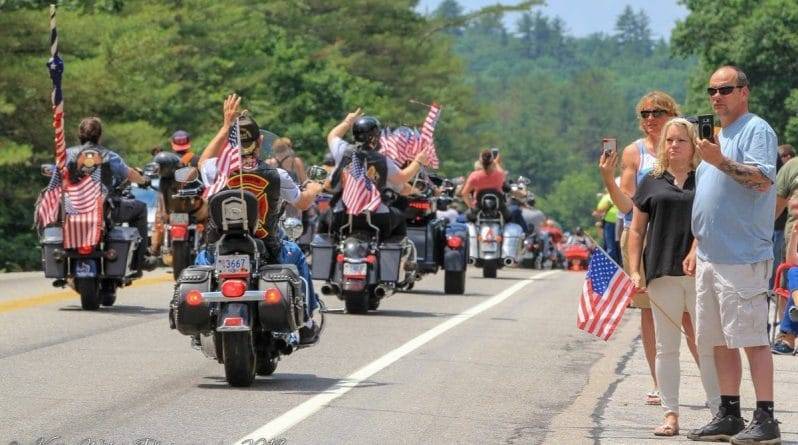 Больше 3000 байкеров проехали колонной, чтобы почтить память 7 погибших в аварии мотоциклистов