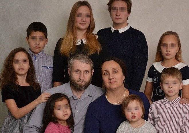 Под Ярославлем набожные родители привязали ребенка за шею к столбу