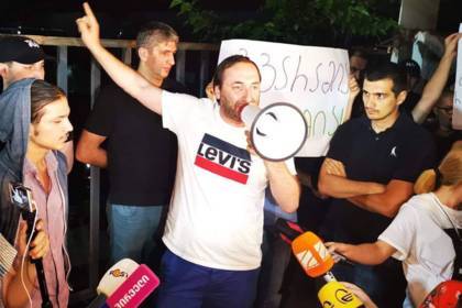 Грузины устроили митинг из-за брани в адрес Путина на местном телеканале