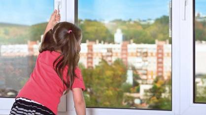 Выпала из окна: в Таганроге пострадала 7-летняя девочка