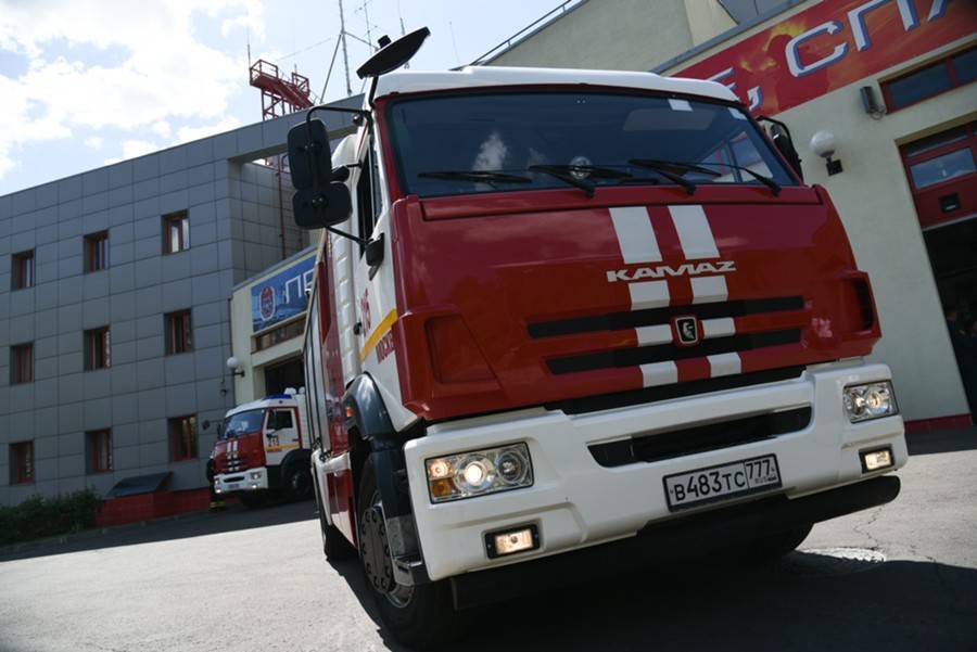 Семь человек спасли из пожара в квартире на западе Москвы