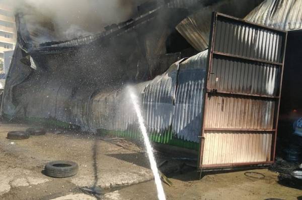 На сгоревшем в Краснодаре складе автопокрышек опасаются нового пожара