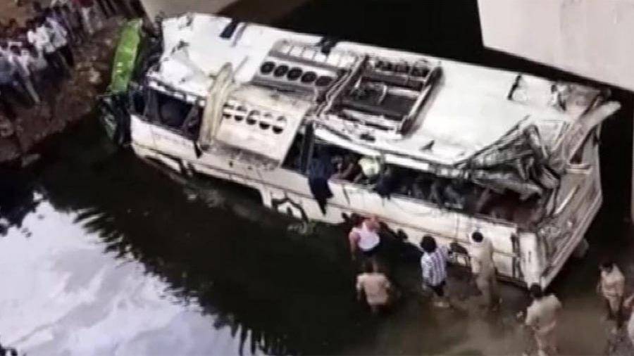 Не менее 29 пассажиров погибло при падении автобуса в канал в Индии