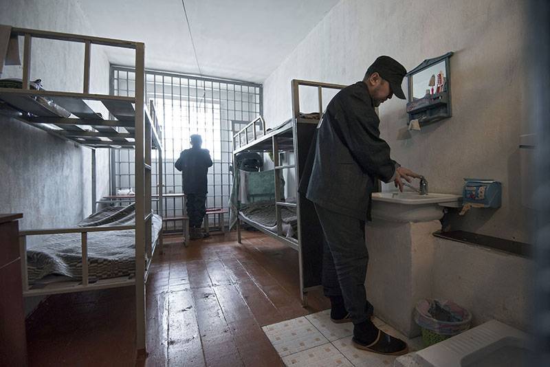 Заключенные в Таджикистане съели заплесневелый хлеб и скончались