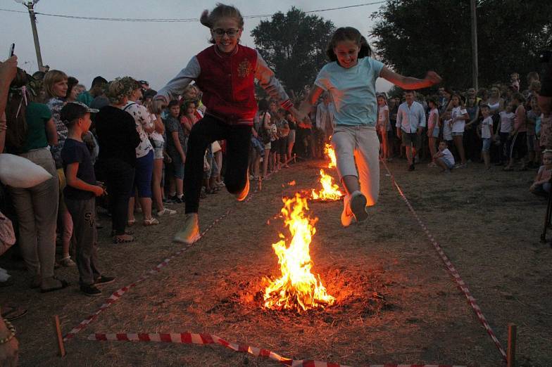Прыгали через костры и водили хороводы: в Кагальницкой состоялся фестиваль "Купаловское лето"