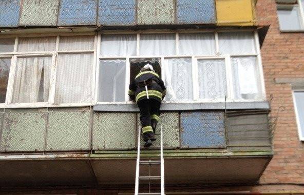 В Заволжье двухлетний мальчик закрыл маму на балконе