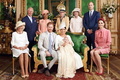 принц Уильям - принц Гарри - принц Чарльз - Кейт Миддлтон - Елизавета Королева - принц Филипп - Джастин Уэлби - В наряде Меган Маркл на крестинах сына увидели скрытый смысл - lenta.ru - Англия